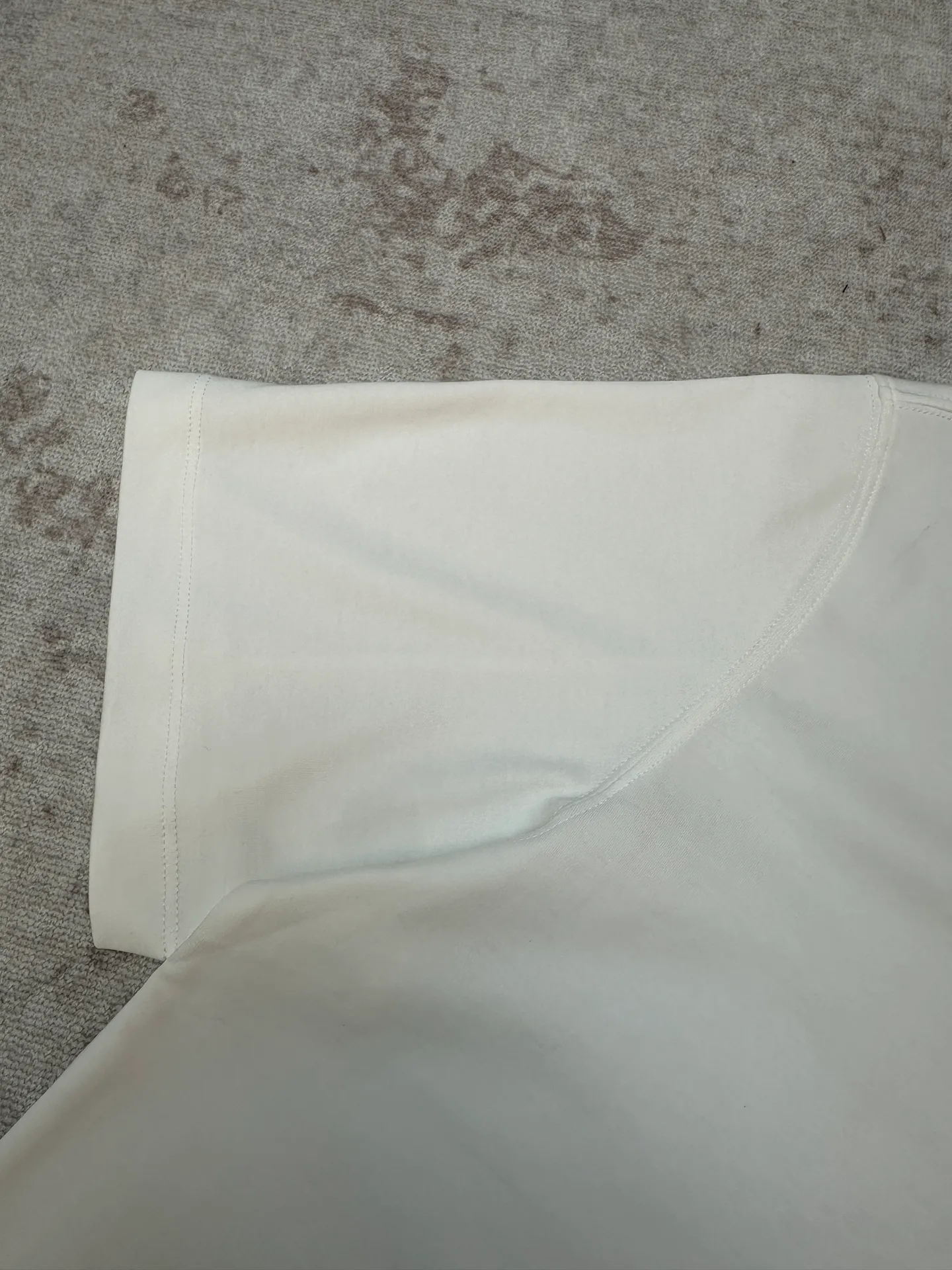 Brunello Cucinelli liquid ammonia double-sided high count round neck pullover short sleeves. BC's short sleeves are sold every year. They are really easy to wear. The fabric yarn is made of the same Egyptian long-staple cotton GIZA 45. This cotton yarn is already the ceiling among the cotton yarn categories you can come into contact with. The fabric of the entire dress is made of double-sided weave, which is more expensive and the weaving process is more complicated than ordinary plain fabrics. The most intuitive expression of short-sleeved clothes made of liquid ammonia high-count fabric when worn on the upper body is the drape and the cool feeling when worn on the upper body. A good horse comes with a good saddle. The sewing thread this time is COATS, which ensures the durability of the entire garment. The collar label and chest print both use a water paste print. This short-sleeved shirt can fit all the pants in your wardrobe, you heard me right, all!!! Sizes: S.M.L.XL
